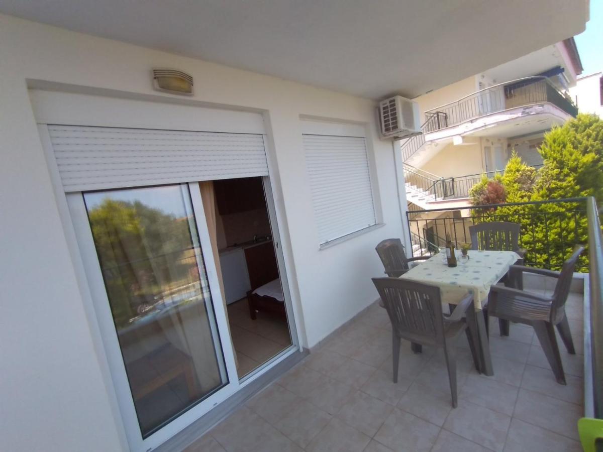 Apartments Gregory & George Hanioti Bagian luar foto
