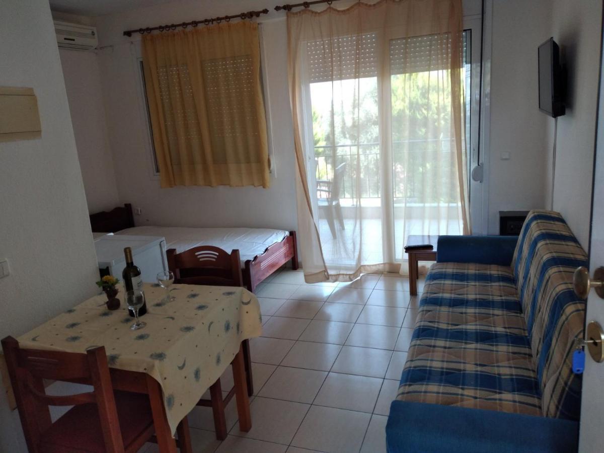 Apartments Gregory & George Hanioti Bagian luar foto