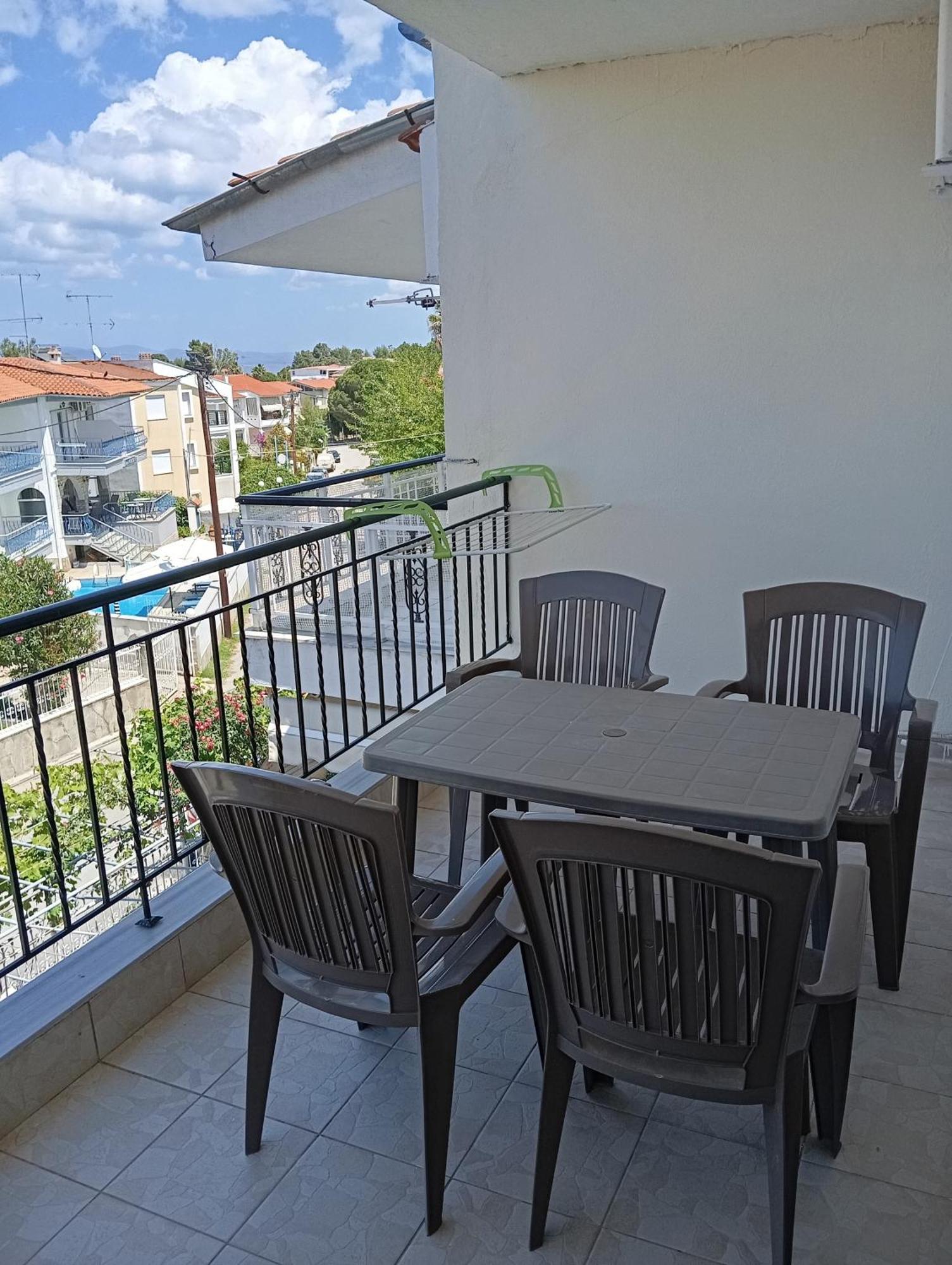 Apartments Gregory & George Hanioti Bagian luar foto
