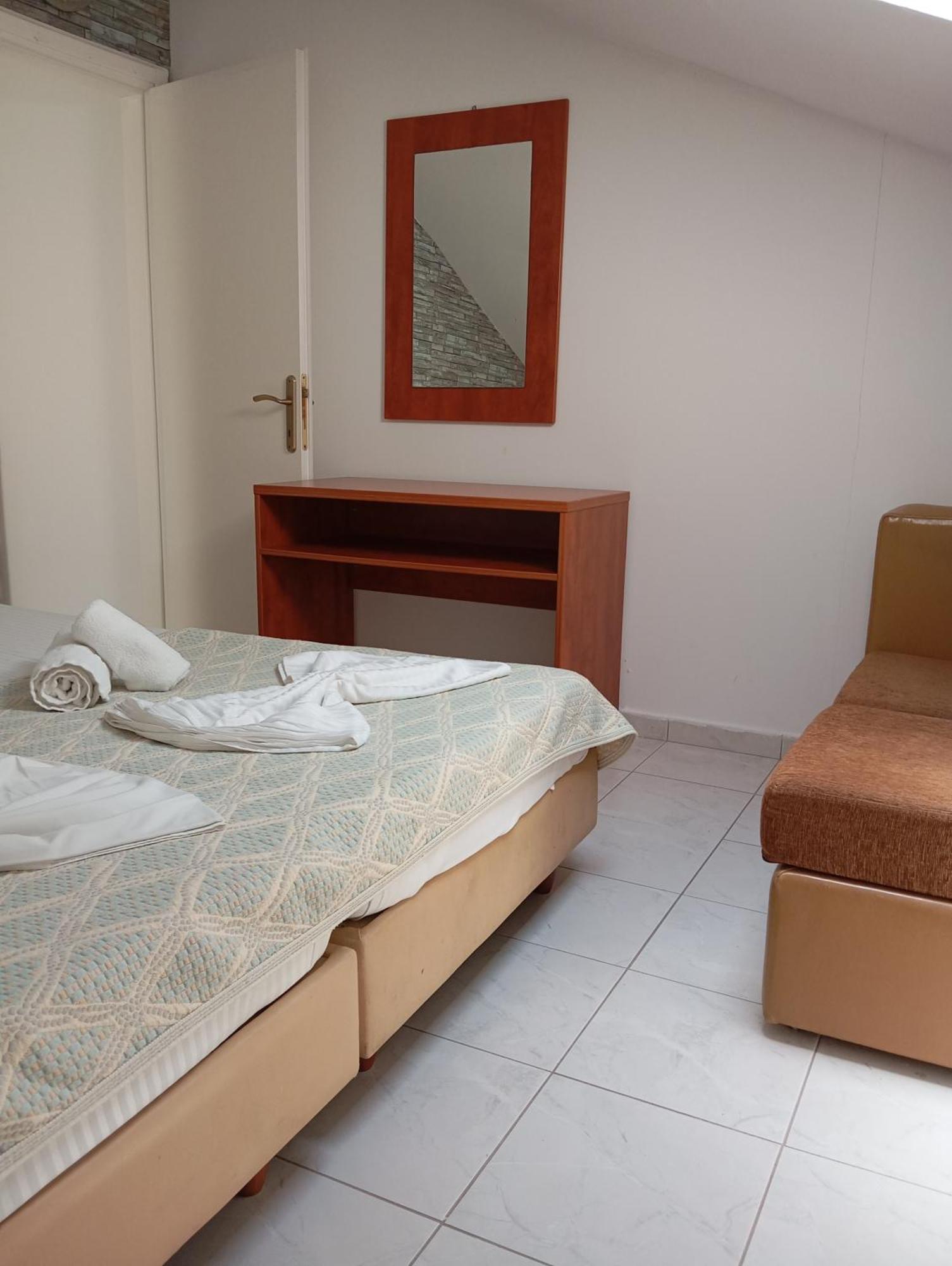 Apartments Gregory & George Hanioti Bagian luar foto