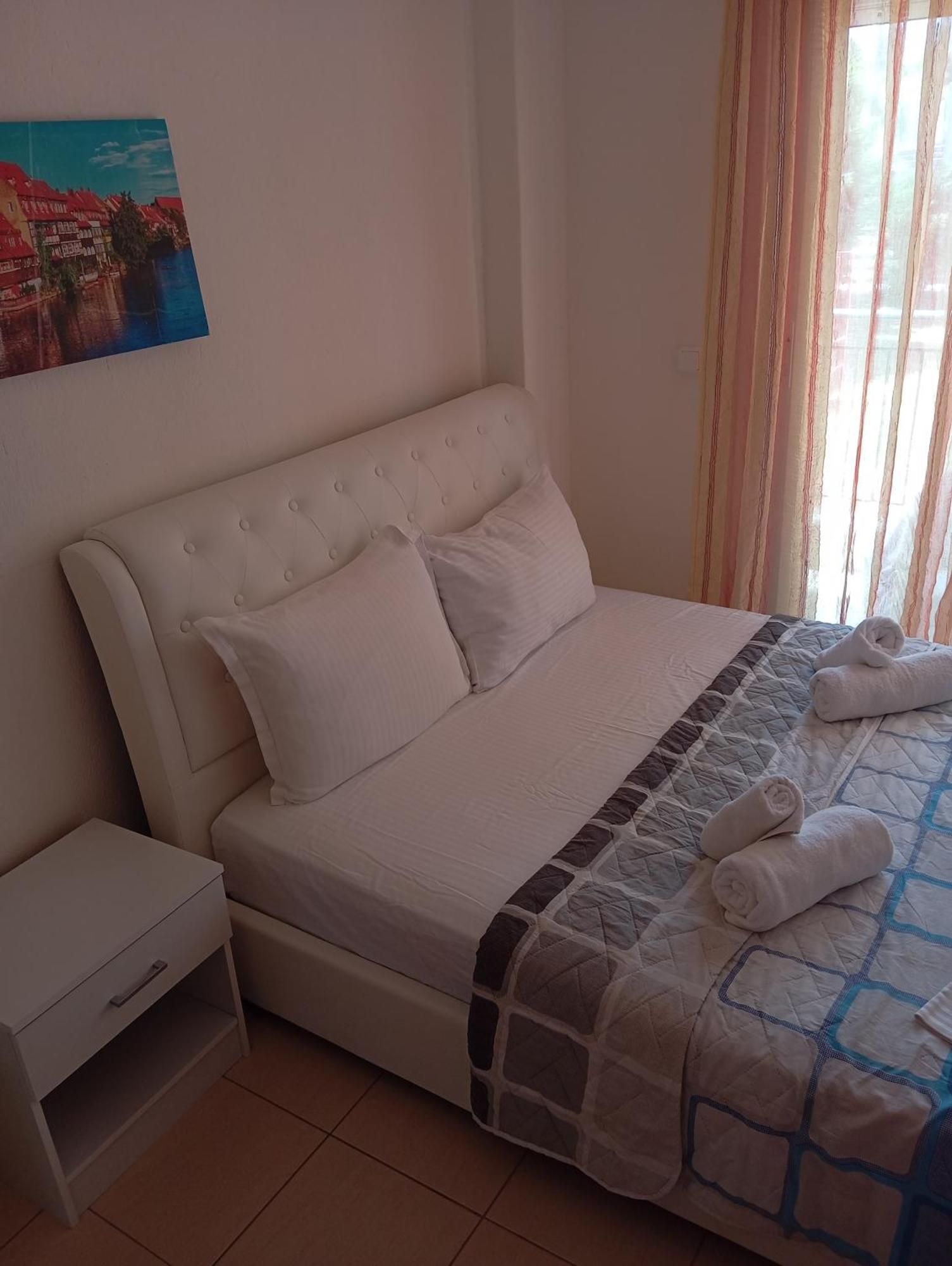 Apartments Gregory & George Hanioti Bagian luar foto