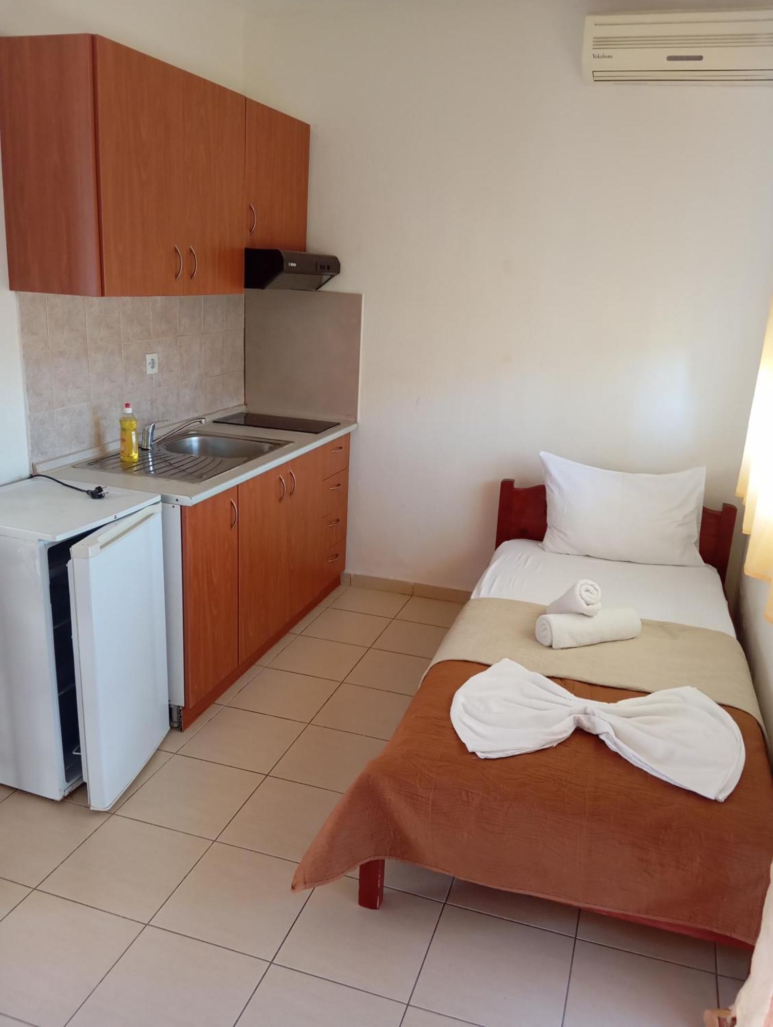 Apartments Gregory & George Hanioti Bagian luar foto