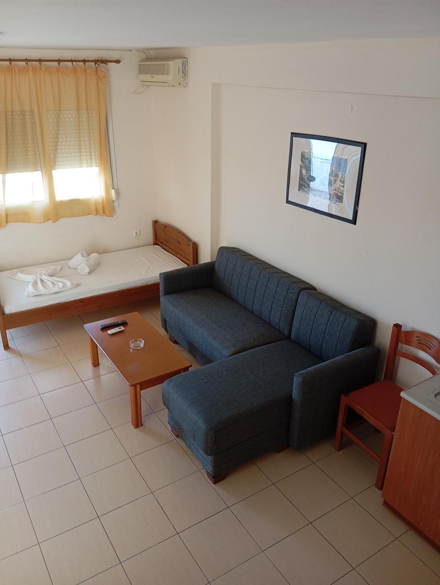 Apartments Gregory & George Hanioti Bagian luar foto