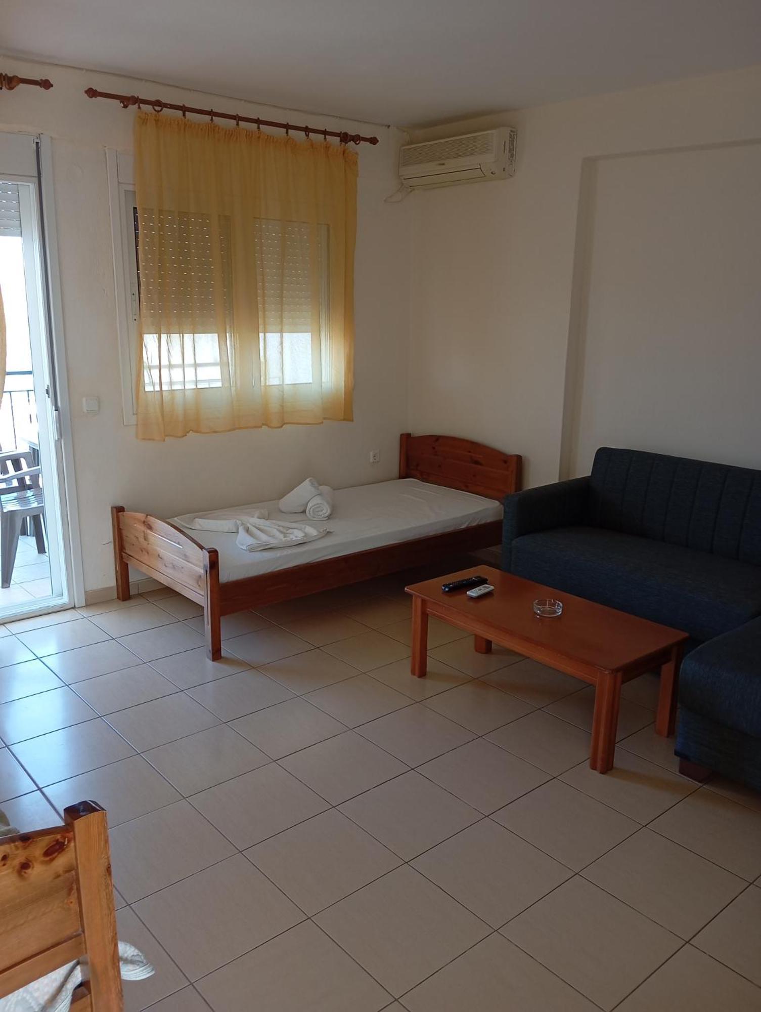 Apartments Gregory & George Hanioti Bagian luar foto