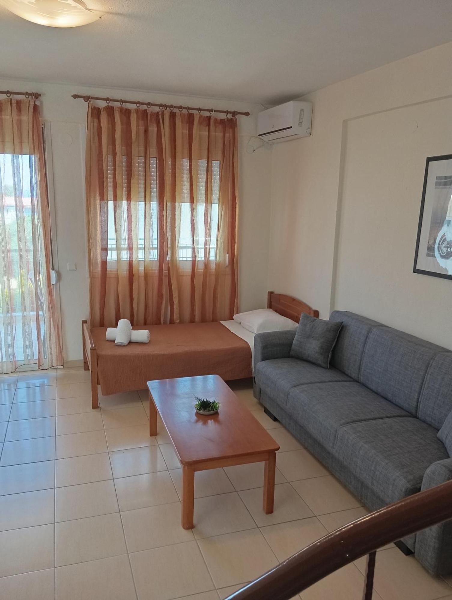 Apartments Gregory & George Hanioti Bagian luar foto